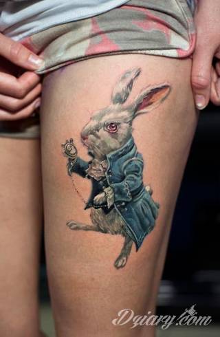 Białe tatuaże wyglądające np. na dłoni niczym delikatna, koronkowa rękawiczka. Świetne wzory dla kobiet dbających o nieprzeciętny image. Białe tatuaże o różnorodnym poziomie detali pozwalają na ozdobienie skóry w sposób subtelny i ujęty w formie symbolu.