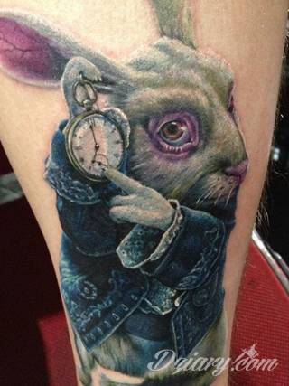 Białe tatuaże wyglądające np. na dłoni niczym delikatna, koronkowa rękawiczka. Świetne wzory dla kobiet dbających o nieprzeciętny image. Białe tatuaże o różnorodnym poziomie detali pozwalają na ozdobienie skóry w sposób subtelny i ujęty w formie symbolu.