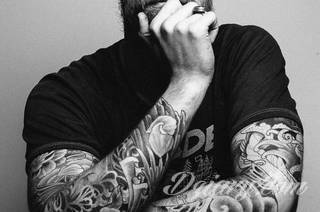 Białe tatuaże wyglądające np. na dłoni niczym delikatna, koronkowa rękawiczka. Świetne wzory dla kobiet dbających o nieprzeciętny image. Białe tatuaże o różnorodnym poziomie detali pozwalają na ozdobienie skóry w sposób subtelny i ujęty w formie symbolu.