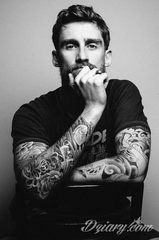 Białe tatuaże wyglądające np. na dłoni niczym delikatna, koronkowa rękawiczka. Świetne wzory dla kobiet dbających o nieprzeciętny image. Białe tatuaże o różnorodnym poziomie detali pozwalają na ozdobienie skóry w sposób subtelny i ujęty w formie symbolu.