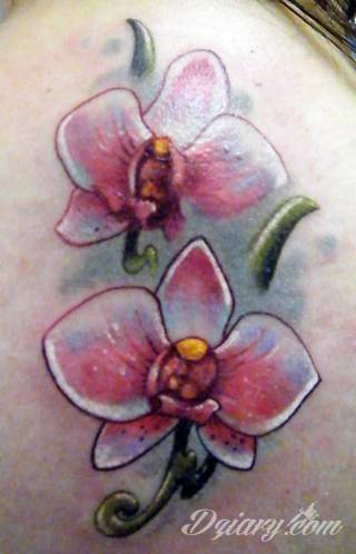 Białe tatuaże wyglądające np. na dłoni niczym delikatna, koronkowa rękawiczka. Świetne wzory dla kobiet dbających o nieprzeciętny image. Białe tatuaże o różnorodnym poziomie detali pozwalają na ozdobienie skóry w sposób subtelny i ujęty w formie symbolu.