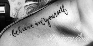 Białe tatuaże wyglądające np. na dłoni niczym delikatna, koronkowa rękawiczka. Świetne wzory dla kobiet dbających o nieprzeciętny image. Białe tatuaże o różnorodnym poziomie detali pozwalają na ozdobienie skóry w sposób subtelny i ujęty w formie symbolu.