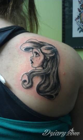 Białe tatuaże wyglądające np. na dłoni niczym delikatna, koronkowa rękawiczka. Świetne wzory dla kobiet dbających o nieprzeciętny image. Białe tatuaże o różnorodnym poziomie detali pozwalają na ozdobienie skóry w sposób subtelny i ujęty w formie symbolu.