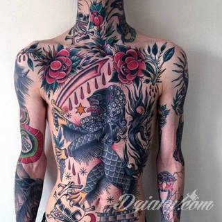 Białe tatuaże wyglądające np. na dłoni niczym delikatna, koronkowa rękawiczka. Świetne wzory dla kobiet dbających o nieprzeciętny image. Białe tatuaże o różnorodnym poziomie detali pozwalają na ozdobienie skóry w sposób subtelny i ujęty w formie symbolu.