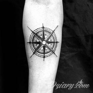 Białe tatuaże wyglądające np. na dłoni niczym delikatna, koronkowa rękawiczka. Świetne wzory dla kobiet dbających o nieprzeciętny image. Białe tatuaże o różnorodnym poziomie detali pozwalają na ozdobienie skóry w sposób subtelny i ujęty w formie symbolu.