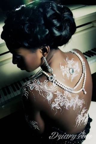 Białe tatuaże wyglądające np. na dłoni niczym delikatna, koronkowa rękawiczka. Świetne wzory dla kobiet dbających o nieprzeciętny image. Białe tatuaże o różnorodnym poziomie detali pozwalają na ozdobienie skóry w sposób subtelny i ujęty w formie symbolu.