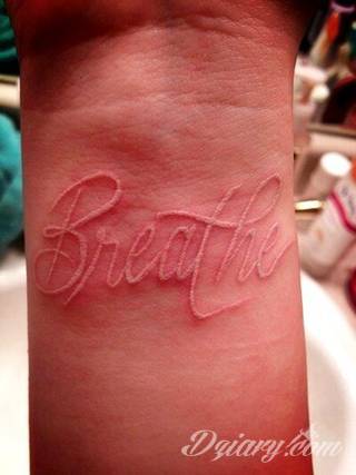 Białe tatuaże wyglądające np. na dłoni niczym delikatna, koronkowa rękawiczka. Świetne wzory dla kobiet dbających o nieprzeciętny image. Białe tatuaże o różnorodnym poziomie detali pozwalają na ozdobienie skóry w sposób subtelny i ujęty w formie symbolu.