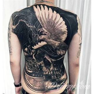 Białe tatuaże wyglądające np. na dłoni niczym delikatna, koronkowa rękawiczka. Świetne wzory dla kobiet dbających o nieprzeciętny image. Białe tatuaże o różnorodnym poziomie detali pozwalają na ozdobienie skóry w sposób subtelny i ujęty w formie symbolu.