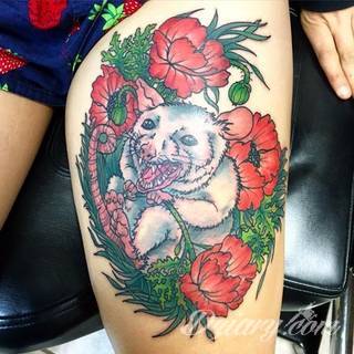 Białe tatuaże wyglądające np. na dłoni niczym delikatna, koronkowa rękawiczka. Świetne wzory dla kobiet dbających o nieprzeciętny image. Białe tatuaże o różnorodnym poziomie detali pozwalają na ozdobienie skóry w sposób subtelny i ujęty w formie symbolu.