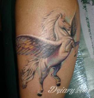 Białe tatuaże wyglądające np. na dłoni niczym delikatna, koronkowa rękawiczka. Świetne wzory dla kobiet dbających o nieprzeciętny image. Białe tatuaże o różnorodnym poziomie detali pozwalają na ozdobienie skóry w sposób subtelny i ujęty w formie symbolu.