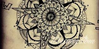 Białe tatuaże wyglądające np. na dłoni niczym delikatna, koronkowa rękawiczka. Świetne wzory dla kobiet dbających o nieprzeciętny image. Białe tatuaże o różnorodnym poziomie detali pozwalają na ozdobienie skóry w sposób subtelny i ujęty w formie symbolu.