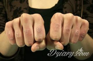 Białe tatuaże wyglądające np. na dłoni niczym delikatna, koronkowa rękawiczka. Świetne wzory dla kobiet dbających o nieprzeciętny image. Białe tatuaże o różnorodnym poziomie detali pozwalają na ozdobienie skóry w sposób subtelny i ujęty w formie symbolu.