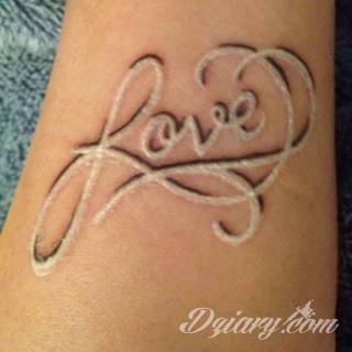 Białe tatuaże wyglądające np. na dłoni niczym delikatna, koronkowa rękawiczka. Świetne wzory dla kobiet dbających o nieprzeciętny image. Białe tatuaże o różnorodnym poziomie detali pozwalają na ozdobienie skóry w sposób subtelny i ujęty w formie symbolu.