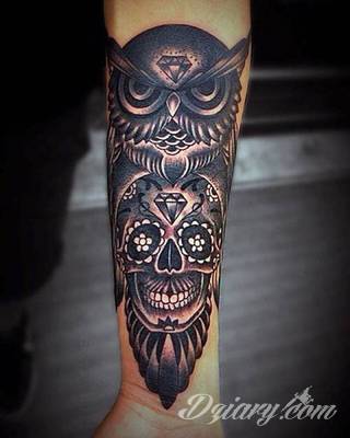 Białe tatuaże wyglądające np. na dłoni niczym delikatna, koronkowa rękawiczka. Świetne wzory dla kobiet dbających o nieprzeciętny image. Białe tatuaże o różnorodnym poziomie detali pozwalają na ozdobienie skóry w sposób subtelny i ujęty w formie symbolu.