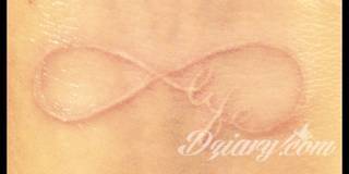 Białe tatuaże wyglądające np. na dłoni niczym delikatna, koronkowa rękawiczka. Świetne wzory dla kobiet dbających o nieprzeciętny image. Białe tatuaże o różnorodnym poziomie detali pozwalają na ozdobienie skóry w sposób subtelny i ujęty w formie symbolu.