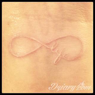 Białe tatuaże wyglądające np. na dłoni niczym delikatna, koronkowa rękawiczka. Świetne wzory dla kobiet dbających o nieprzeciętny image. Białe tatuaże o różnorodnym poziomie detali pozwalają na ozdobienie skóry w sposób subtelny i ujęty w formie symbolu.