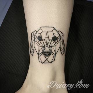 Białe tatuaże wyglądające np. na dłoni niczym delikatna, koronkowa rękawiczka. Świetne wzory dla kobiet dbających o nieprzeciętny image. Białe tatuaże o różnorodnym poziomie detali pozwalają na ozdobienie skóry w sposób subtelny i ujęty w formie symbolu.