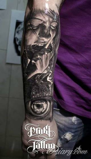 Białe tatuaże wyglądające np. na dłoni niczym delikatna, koronkowa rękawiczka. Świetne wzory dla kobiet dbających o nieprzeciętny image. Białe tatuaże o różnorodnym poziomie detali pozwalają na ozdobienie skóry w sposób subtelny i ujęty w formie symbolu.