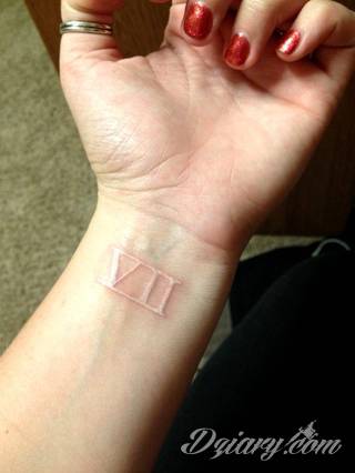 Białe tatuaże wyglądające np. na dłoni niczym delikatna, koronkowa rękawiczka. Świetne wzory dla kobiet dbających o nieprzeciętny image. Białe tatuaże o różnorodnym poziomie detali pozwalają na ozdobienie skóry w sposób subtelny i ujęty w formie symbolu.