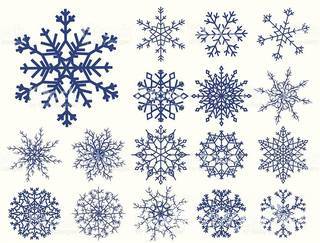 Białe tatuaże wyglądające np. na dłoni niczym delikatna, koronkowa rękawiczka. Świetne wzory dla kobiet dbających o nieprzeciętny image. Białe tatuaże o różnorodnym poziomie detali pozwalają na ozdobienie skóry w sposób subtelny i ujęty w formie symbolu.