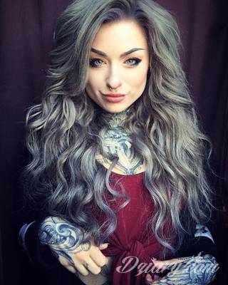 Białe tatuaże wyglądające np. na dłoni niczym delikatna, koronkowa rękawiczka. Świetne wzory dla kobiet dbających o nieprzeciętny image. Białe tatuaże o różnorodnym poziomie detali pozwalają na ozdobienie skóry w sposób subtelny i ujęty w formie symbolu.