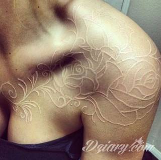 Białe tatuaże wyglądające np. na dłoni niczym delikatna, koronkowa rękawiczka. Świetne wzory dla kobiet dbających o nieprzeciętny image. Białe tatuaże o różnorodnym poziomie detali pozwalają na ozdobienie skóry w sposób subtelny i ujęty w formie symbolu.