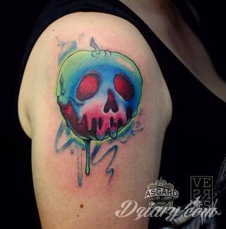 Białe tatuaże wyglądające np. na dłoni niczym delikatna, koronkowa rękawiczka. Świetne wzory dla kobiet dbających o nieprzeciętny image. Białe tatuaże o różnorodnym poziomie detali pozwalają na ozdobienie skóry w sposób subtelny i ujęty w formie symbolu.