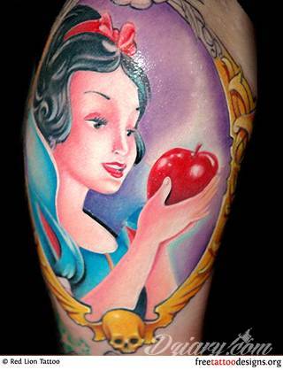 Białe tatuaże wyglądające np. na dłoni niczym delikatna, koronkowa rękawiczka. Świetne wzory dla kobiet dbających o nieprzeciętny image. Białe tatuaże o różnorodnym poziomie detali pozwalają na ozdobienie skóry w sposób subtelny i ujęty w formie symbolu.