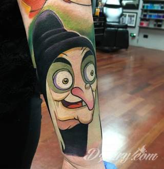 Białe tatuaże wyglądające np. na dłoni niczym delikatna, koronkowa rękawiczka. Świetne wzory dla kobiet dbających o nieprzeciętny image. Białe tatuaże o różnorodnym poziomie detali pozwalają na ozdobienie skóry w sposób subtelny i ujęty w formie symbolu.