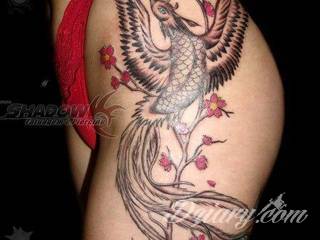 Białe tatuaże wyglądające np. na dłoni niczym delikatna, koronkowa rękawiczka. Świetne wzory dla kobiet dbających o nieprzeciętny image. Białe tatuaże o różnorodnym poziomie detali pozwalają na ozdobienie skóry w sposób subtelny i ujęty w formie symbolu.