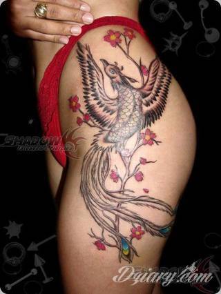 Białe tatuaże wyglądające np. na dłoni niczym delikatna, koronkowa rękawiczka. Świetne wzory dla kobiet dbających o nieprzeciętny image. Białe tatuaże o różnorodnym poziomie detali pozwalają na ozdobienie skóry w sposób subtelny i ujęty w formie symbolu.