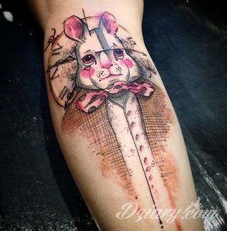 Białe tatuaże wyglądające np. na dłoni niczym delikatna, koronkowa rękawiczka. Świetne wzory dla kobiet dbających o nieprzeciętny image. Białe tatuaże o różnorodnym poziomie detali pozwalają na ozdobienie skóry w sposób subtelny i ujęty w formie symbolu.