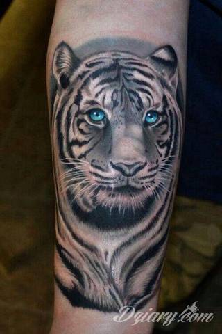 Białe tatuaże wyglądające np. na dłoni niczym delikatna, koronkowa rękawiczka. Świetne wzory dla kobiet dbających o nieprzeciętny image. Białe tatuaże o różnorodnym poziomie detali pozwalają na ozdobienie skóry w sposób subtelny i ujęty w formie symbolu.