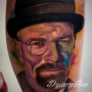 Białe tatuaże wyglądające np. na dłoni niczym delikatna, koronkowa rękawiczka. Świetne wzory dla kobiet dbających o nieprzeciętny image. Białe tatuaże o różnorodnym poziomie detali pozwalają na ozdobienie skóry w sposób subtelny i ujęty w formie symbolu.