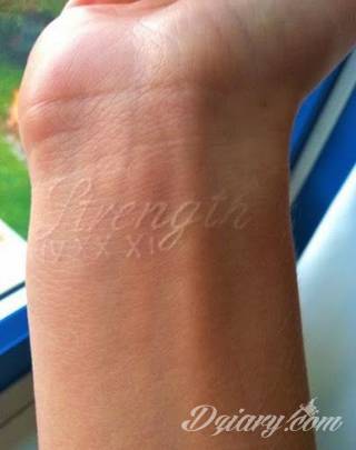 Białe tatuaże wyglądające np. na dłoni niczym delikatna, koronkowa rękawiczka. Świetne wzory dla kobiet dbających o nieprzeciętny image. Białe tatuaże o różnorodnym poziomie detali pozwalają na ozdobienie skóry w sposób subtelny i ujęty w formie symbolu.