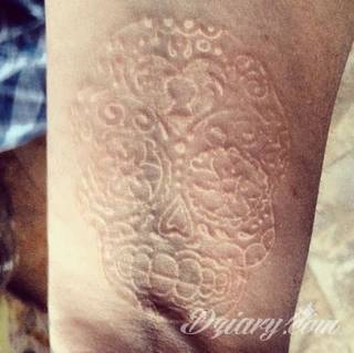 Białe tatuaże wyglądające np. na dłoni niczym delikatna, koronkowa rękawiczka. Świetne wzory dla kobiet dbających o nieprzeciętny image. Białe tatuaże o różnorodnym poziomie detali pozwalają na ozdobienie skóry w sposób subtelny i ujęty w formie symbolu.