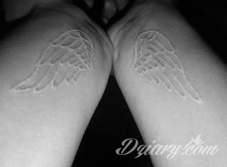 Białe tatuaże wyglądające np. na dłoni niczym delikatna, koronkowa rękawiczka. Świetne wzory dla kobiet dbających o nieprzeciętny image. Białe tatuaże o różnorodnym poziomie detali pozwalają na ozdobienie skóry w sposób subtelny i ujęty w formie symbolu.