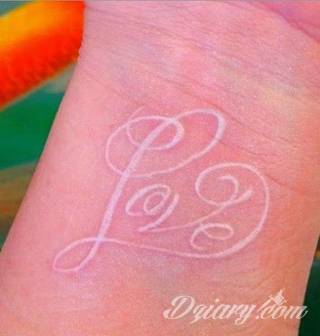 Białe tatuaże wyglądające np. na dłoni niczym delikatna, koronkowa rękawiczka. Świetne wzory dla kobiet dbających o nieprzeciętny image. Białe tatuaże o różnorodnym poziomie detali pozwalają na ozdobienie skóry w sposób subtelny i ujęty w formie symbolu.