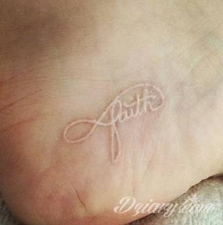 Białe tatuaże wyglądające np. na dłoni niczym delikatna, koronkowa rękawiczka. Świetne wzory dla kobiet dbających o nieprzeciętny image. Białe tatuaże o różnorodnym poziomie detali pozwalają na ozdobienie skóry w sposób subtelny i ujęty w formie symbolu.