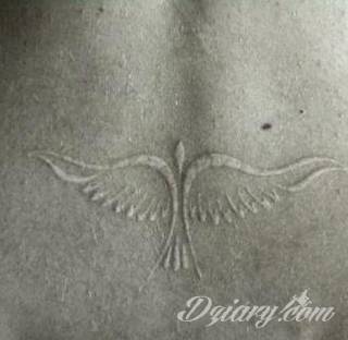 Białe tatuaże wyglądające np. na dłoni niczym delikatna, koronkowa rękawiczka. Świetne wzory dla kobiet dbających o nieprzeciętny image. Białe tatuaże o różnorodnym poziomie detali pozwalają na ozdobienie skóry w sposób subtelny i ujęty w formie symbolu.