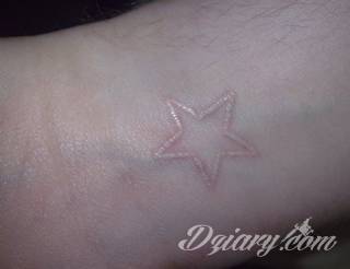 Białe tatuaże wyglądające np. na dłoni niczym delikatna, koronkowa rękawiczka. Świetne wzory dla kobiet dbających o nieprzeciętny image. Białe tatuaże o różnorodnym poziomie detali pozwalają na ozdobienie skóry w sposób subtelny i ujęty w formie symbolu.