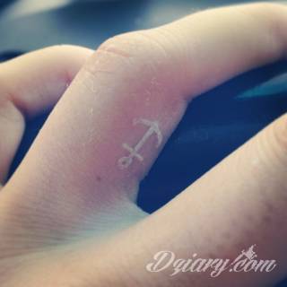 Białe tatuaże wyglądające np. na dłoni niczym delikatna, koronkowa rękawiczka. Świetne wzory dla kobiet dbających o nieprzeciętny image. Białe tatuaże o różnorodnym poziomie detali pozwalają na ozdobienie skóry w sposób subtelny i ujęty w formie symbolu.