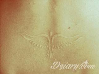 Białe tatuaże wyglądające np. na dłoni niczym delikatna, koronkowa rękawiczka. Świetne wzory dla kobiet dbających o nieprzeciętny image. Białe tatuaże o różnorodnym poziomie detali pozwalają na ozdobienie skóry w sposób subtelny i ujęty w formie symbolu.