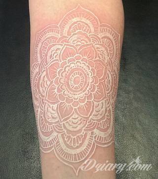 Białe tatuaże wyglądające np. na dłoni niczym delikatna, koronkowa rękawiczka. Świetne wzory dla kobiet dbających o nieprzeciętny image. Białe tatuaże o różnorodnym poziomie detali pozwalają na ozdobienie skóry w sposób subtelny i ujęty w formie symbolu.