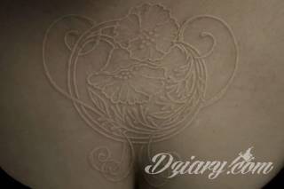 Białe tatuaże wyglądające np. na dłoni niczym delikatna, koronkowa rękawiczka. Świetne wzory dla kobiet dbających o nieprzeciętny image. Białe tatuaże o różnorodnym poziomie detali pozwalają na ozdobienie skóry w sposób subtelny i ujęty w formie symbolu.