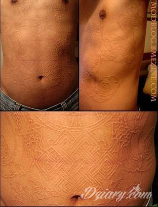 Białe tatuaże wyglądające np. na dłoni niczym delikatna, koronkowa rękawiczka. Świetne wzory dla kobiet dbających o nieprzeciętny image. Białe tatuaże o różnorodnym poziomie detali pozwalają na ozdobienie skóry w sposób subtelny i ujęty w formie symbolu.