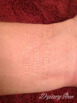 Białe tatuaże wyglądające np. na dłoni niczym delikatna, koronkowa rękawiczka. Świetne wzory dla kobiet dbających o nieprzeciętny image. Białe tatuaże o różnorodnym poziomie detali pozwalają na ozdobienie skóry w sposób subtelny i ujęty w formie symbolu.