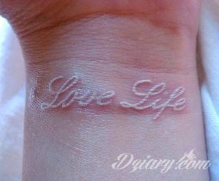 Białe tatuaże wyglądające np. na dłoni niczym delikatna, koronkowa rękawiczka. Świetne wzory dla kobiet dbających o nieprzeciętny image. Białe tatuaże o różnorodnym poziomie detali pozwalają na ozdobienie skóry w sposób subtelny i ujęty w formie symbolu.