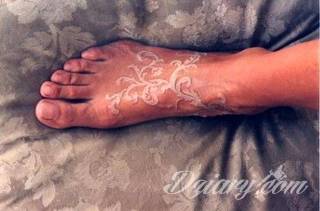 Białe tatuaże wyglądające np. na dłoni niczym delikatna, koronkowa rękawiczka. Świetne wzory dla kobiet dbających o nieprzeciętny image. Białe tatuaże o różnorodnym poziomie detali pozwalają na ozdobienie skóry w sposób subtelny i ujęty w formie symbolu.