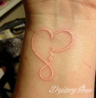 Białe tatuaże wyglądające np. na dłoni niczym delikatna, koronkowa rękawiczka. Świetne wzory dla kobiet dbających o nieprzeciętny image. Białe tatuaże o różnorodnym poziomie detali pozwalają na ozdobienie skóry w sposób subtelny i ujęty w formie symbolu.